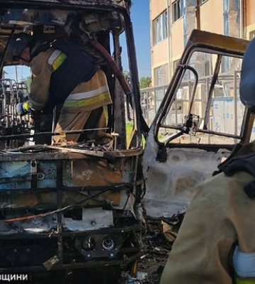 В Николаеве в результате атаки реактивного БпЛА повреждены учебное заведение и школьный автобус