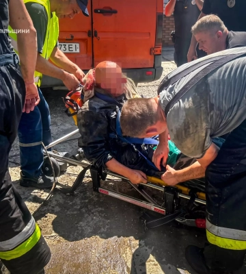 На Тернопільщині рятувальники дістали травмованого чоловіка з глибокого колодязя, - ДСНС