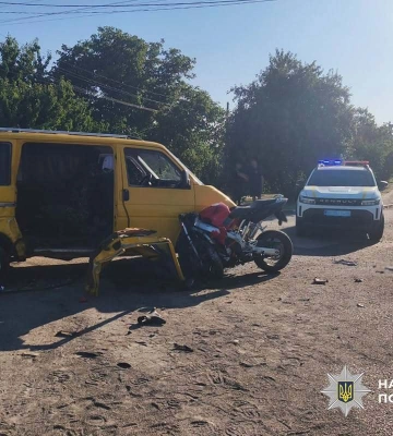 Мотоцикл та бус не розминулися на Черкащині: є потерпілий
