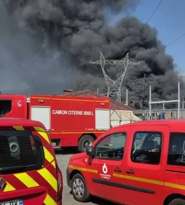 Відео: у Франції сталася масштабна пожежа на підприємстві із хімікатами