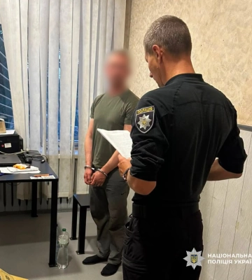 На Харківщині злодій обікрав будинок та під час затримання поранив з пістолету поліцейського