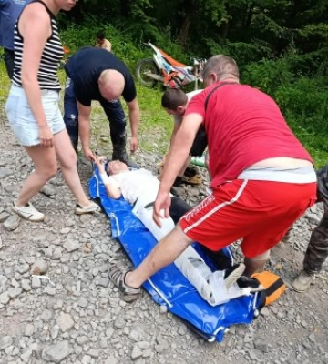 Небезпечний маневр на дорозі закінчився важкою травмою: поблизу Полонини сталася ДТП із мотоциклістом