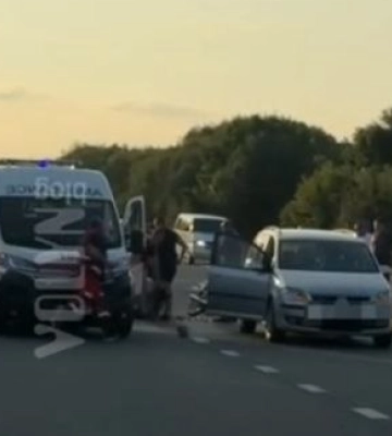 На Волині мотоцикл врізався в авто: важко травмувався 22-річний водій двоколісного