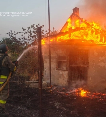 Нічна атака дронів на Дніпропетровщину: у місті понівечено будинок