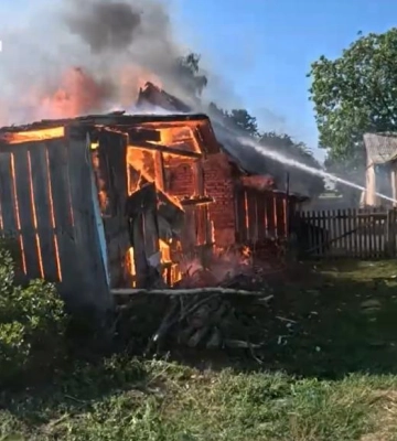 На Рівненщині через загоряння післяжнивних залишків виникла пожежа господарської будівлі (ВІДЕО)