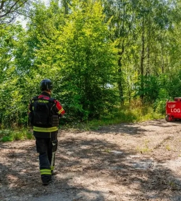 ДСНС ліквідовує наслідки вибухів на Хмельниччині: території та водойми перевіряють сапери, роботи й водолази. ФОТОрепортаж