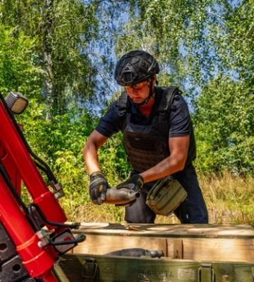 ДСНС ліквідовує наслідки вибухів на Хмельниччині: території та водойми перевіряють сапери, роботи й водолази. ФОТОрепортаж