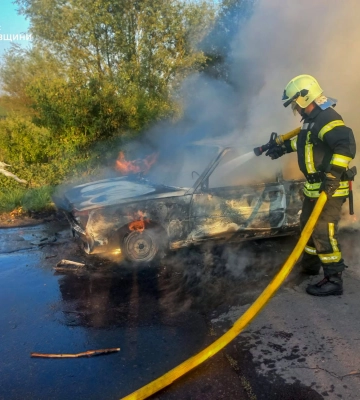 Водій відчув запах диму: на Львівщині під час руху загорівся легковик