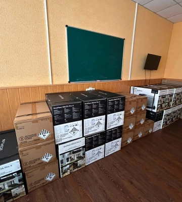 Черкаські навчальні заклади отримали зарядні станції та інше приладдя
