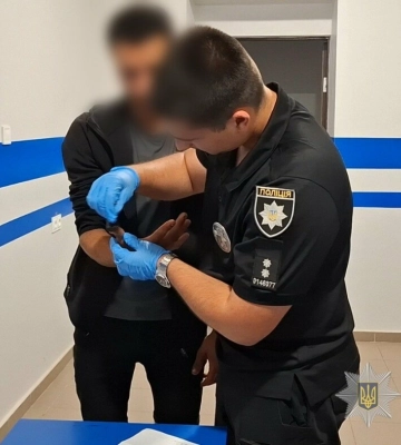 У Білгород-Дністровському районі 24-річний чоловік скоїв розбій на матір загиблого захисника, яка отримала державну грошову допомогу