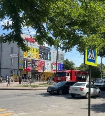 В Мелитополе начался пожар в торговом центре: на место прибыли спасатели 