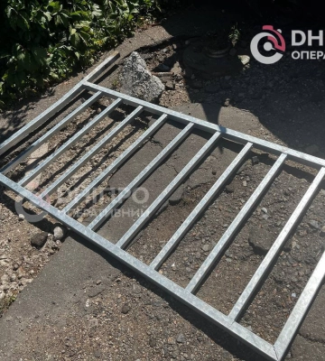 Повалений паркан та постраждалі: у Дніпрі компакт-кар зніс позашляховик