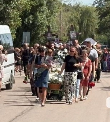 У Радушному на Криворіжжі прощалися з родиною Воронових, яка загинула внаслідок ракетного удару