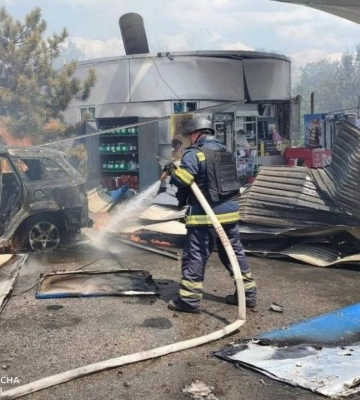 РФ вдарила по Широківській громаді на Дніпропетровщині: пошкоджено АЗС, є загиблі