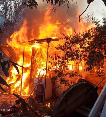 На Вінниччині рятувальники ДСНС встигли врятувати стареньку жінку з палаючого будинку. ФОТО