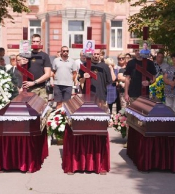 Удар РФ баллистикой по Радушному: с многодетной семьей Вороновых простились на Криворожье. ФОТОрепортаж