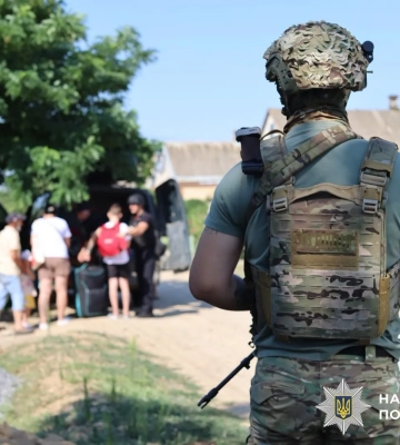 Полицейские и волонтеры эвакуировали мать с тремя детьми из зоны обстрелов в Херсонской области