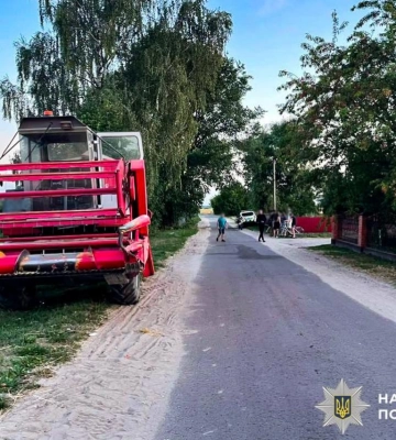 Після зіткнення комбайна з мотоциклом на Рівненщині загинула 16-річна дівчина