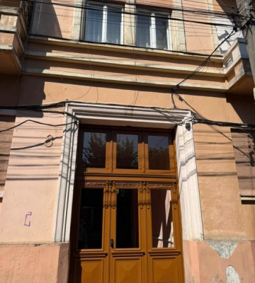 У Чернівцях на Українській відреставрували історичні двері будинку