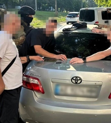У Дніпрі у волонтера відібрали гроші, призначені для ЗСУ: трьом чоловікам повідомлено про підозру. ФОТО