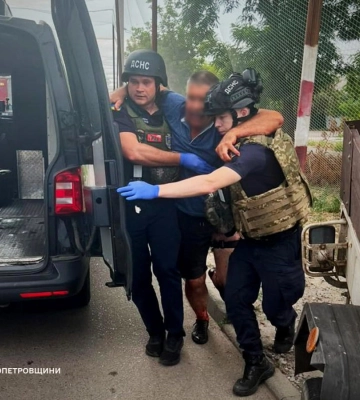 На Дніпропетровщині РФ поранила трьох рятувальників, які працювали на пожежі будинку