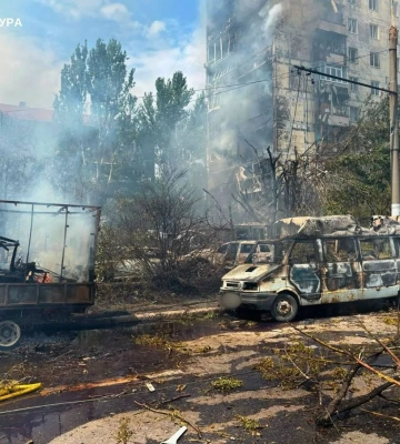 В Запорожье прозвучали взрывы: есть погибший и раненый, горят многоэтажка и авто, — ФОТО, ВИДЕО