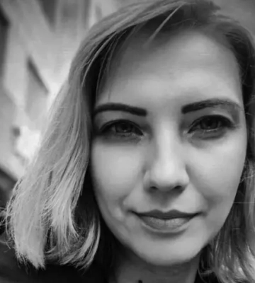 Російський FPV-дрон атакував авто у Центральному районі Херсона: загинула 45-річна співробітниця ОВА
