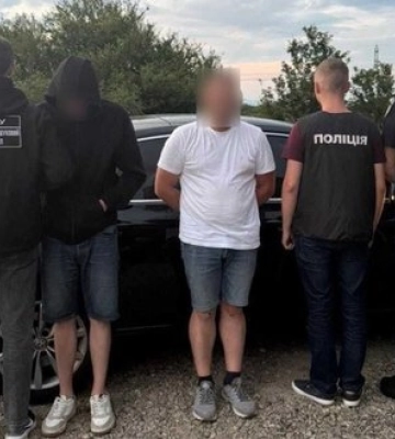 Правоохоронці викрили 2 канали незаконного переправлення осіб через державний кордон на Закарпатті. ФОТОрепортаж