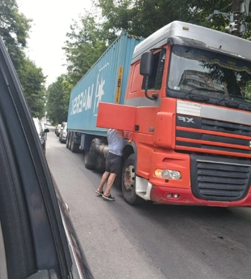 Вантажівки паралізували рух у Дніпрі: транспорт стоїть на двох ділянках