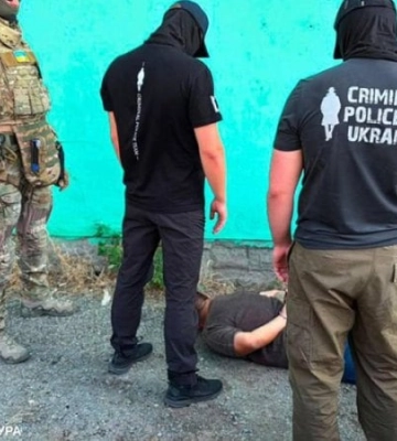 У Дніпрі побили волонтера, відібрали зібрані кошти на автомобіль для ЗСУ і вимагали $10 тисяч "боргу": підозрюють трьох осіб