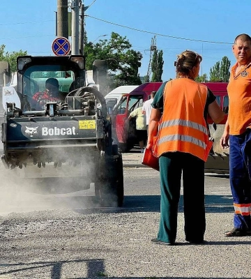 У Миколаєві тривають роботи з ліквідації напливів асфальту, спричинених спекою