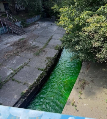 Вода в речке Лыбидь кардинально изменила цвет, — соцсети 