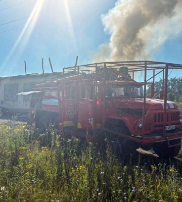 Російський FPV-дрон вдарив по магазину на Куп’янщині: спалахнула пожежа