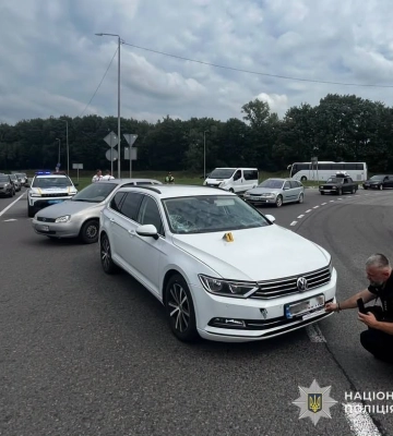 На Львівщині 26-річна водійка легковика скоїла наїзд на хлопця та дівчину, - поліція
