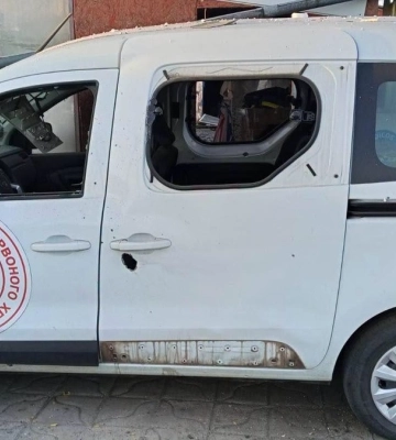 На Запорожье в результате российского обстрела повреждён автомобиль Красного Креста