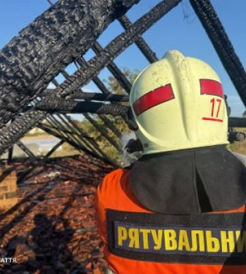 Оголена проводка та спека: на Берегівщині палав закинутий будинок