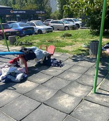 Купи брудного одягу на гойдалці: криворіжців закликають не захаращувати дитячі майданчики