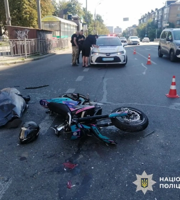 У Києві внаслідок ДТП загинув мотоцикліст та тяжко травмувалася його пасажирка