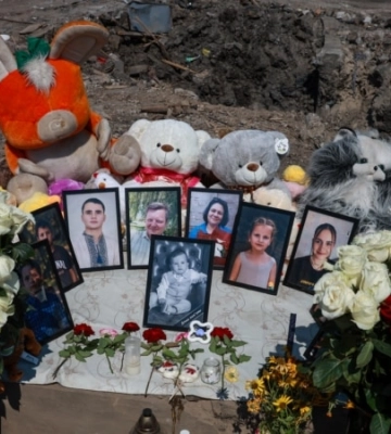 «Три покоління пішли з цієї землі». Як прощалися із родиною Воронових, які загинули від удару РФ