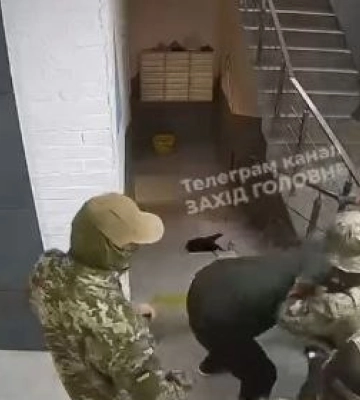 У Луцьку група оповіщення у балаклавах вивела з під'їзду чоловіка із заламаними руками: у ТЦК прокоментували інцидент