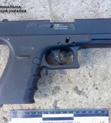У Києві чоловік влаштував стрілянину у дворі житлових будинків