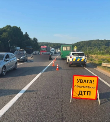 Через ДТП з травмованими на трасі поблизу Львова перекрили одну смугу руху