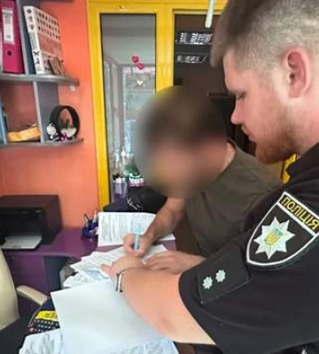 Директора мовної школи в Хмельницькому затримали через підозру в розбещенні учениць