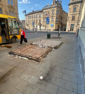 Стояв на зупинці й заважав людям: у Львові демонтували незаконний кіоск