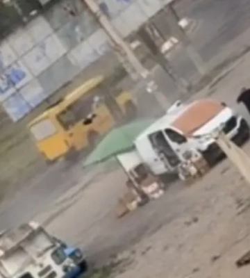 Полиция обнародовала видео, на котором видно, как российский FPV-дрон "охотится" на продавца на рынке в Херсоне 