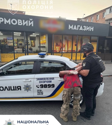 Черкасець розбив двері магазину та намагався проникнути всередину