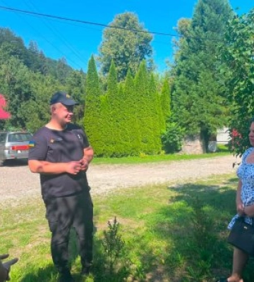 Полювання на паліїв сухостою: на Рахівщині офіцер-рятувальник вийшов у спецрейд село Костилівка