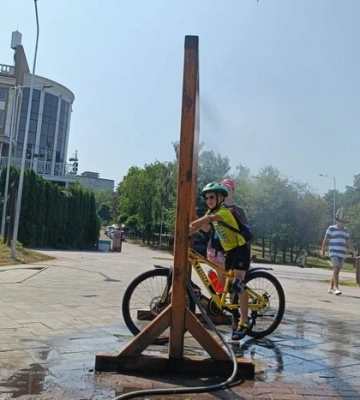 Спека у Києві. Де у Солом’янському районі працюють охолоджувальні рамки-розпилювачі