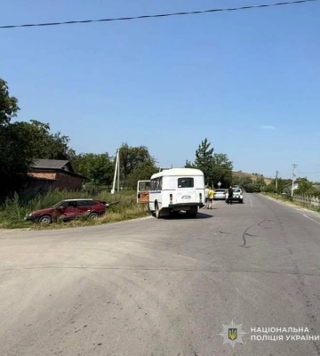 У селі Попелі зіткнулися ВАЗ-2109 та автобус, травмований водій легковика