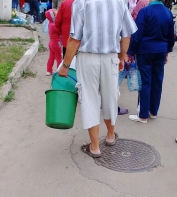 Оккупанты предложили жителям Мелитополя набирать воду у подъездов по графику: город движется к донецкому сценарию